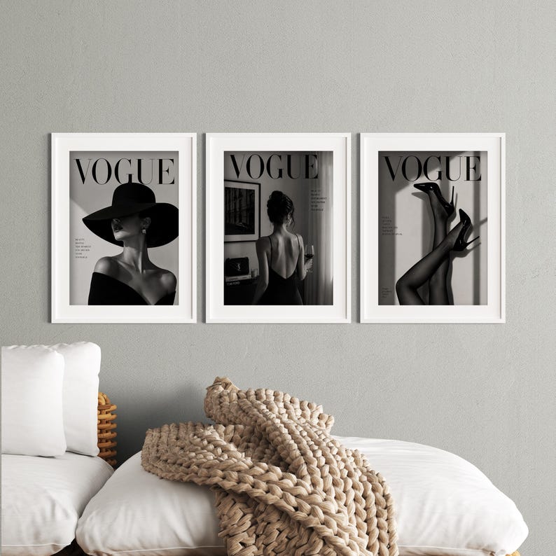 Puede incluir: Conjunto de tres marcos con portadas de la revista Vogue en blanco y negro. Las portadas presentan a mujeres elegantes en varias poses, incluyendo una con un sombrero grande, otra con una copa de vino y una tercera con tacones altos. Los marcos son blancos.