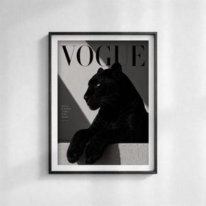 Puede incluir: Impresi&oacute;n enmarcada en blanco y negro con una pantera negra. La palabra "VOGUE" est&aacute; en la parte superior. La pantera est&aacute; de perfil, con el texto debajo que dice "LA BELLEZA ES PODER UNA SONRISA ES LA ESPADA."