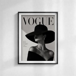 Puede incluir: Portada de la revista Vogue enmarcada en blanco y negro, con una mujer con un gran sombrero negro y un top con los hombros descubiertos. El logotipo de Vogue est&aacute; en la parte superior, con el texto "BEAUTY BEGINS THE MOMENT YOU DECIDE TO BE YOURSELF."