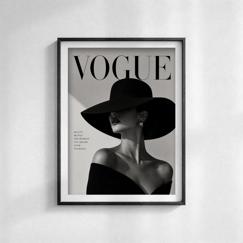 Puede incluir: Portada de la revista Vogue enmarcada en blanco y negro, con una mujer con un gran sombrero negro y un top con los hombros descubiertos. El logotipo de Vogue est&aacute; en la parte superior, con el texto "BEAUTY BEGINS THE MOMENT YOU DECIDE TO BE YOURSELF."