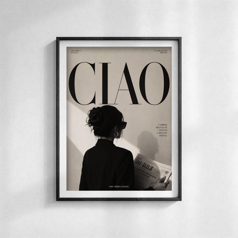Puede incluir: Impresi&oacute;n en blanco y negro enmarcada con la palabra "CIAO" en letras grandes. Una mujer con blazer negro y gafas de sol se ve de espaldas, sosteniendo un peri&oacute;dico. La impresi&oacute;n tiene una est&eacute;tica vintage.