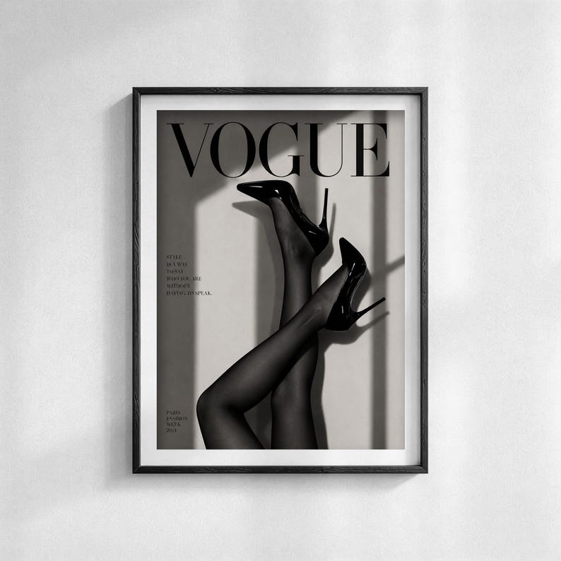 Puede incluir: Impresi&oacute;n enmarcada en blanco y negro de una portada de la revista Vogue. La imagen muestra el logotipo de la revista y las piernas de una persona con tacones altos negros y medias transparentes. Una impresi&oacute;n de tem&aacute;tica de moda.