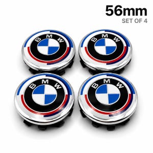 Può includere: Un set di quattro coprimozzo circolari BMW, ciascuno con un diametro di 56 mm. I tappi presentano l'iconico logo blu, bianco e nero con un bordo metallico argentato e un anello di accento rosso, bianco e blu sul bordo esterno.