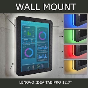 Pode incluir: Um suporte de parede preto para um tablet Lenovo Idea Tab Pro de 12,7 polegadas. A moldura possui retroiluminação LED integrada exibida em azul, verde, vermelho e amarelo. O ecrã do tablet mostra um painel digital com vários gráficos.