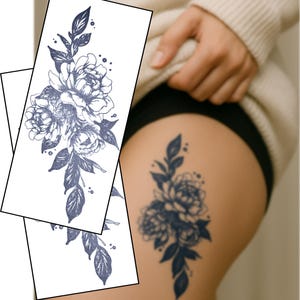 Puede incluir: Un diseño de tatuaje temporal floral azul oscuro con peonías y hojas. El diseño se muestra sobre un fondo blanco y sobre la piel. El diseño del tatuaje es una ilustración botánica.