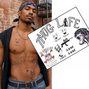 Puede incluir: Una persona con múltiples tatuajes, incluyendo las palabras "THUG LIFE" en el torso. Una hoja de diseños de tatuajes se sostiene en la mano derecha, con una calavera, una pantera y otros gráficos. La persona lleva un pañuelo negro y una camiseta sin mangas negra.