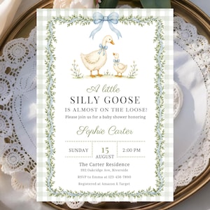 Könnte beinhalten: Eine Babyparty-Einladungskarte mit hellgrünem Vichy-Karo-Rand, einer blauen Schleife und zwei Gänsen mit blauen Schleifen. Der Text lautet: A little SILLY GOOSE IS ALMOST ON THE LOOSE! Please join us for a baby shower honoring Sophie Carter.