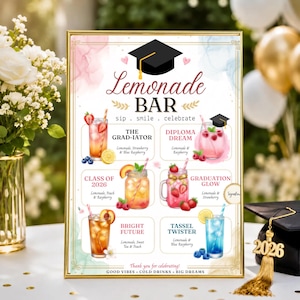 Può includere: Un cartello rettangolare con cornice dorata intitolato Lemonade BAR con un'icona di tocco di laurea nera. Elenca sei opzioni di bevande: The Grad-iator, Diploma Dream, Class of 2026, Graduation Glow, Bright Future e Tassel Twister.