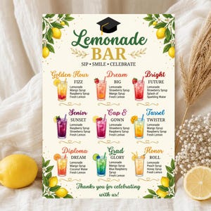 Puede incluir: Un letrero rectangular de Lemonade Bar con un icono de birrete de graduación, ilustraciones de ramas de limón y un menú de nueve combinaciones de bebidas con nombres como Golden Hour Fizz, Dream Big y Grad Glory, terminando con Thanks you for celebrating with us!
