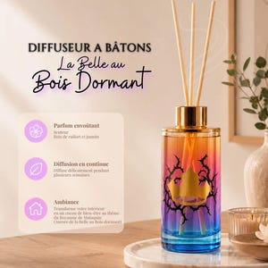 Peut inclure: Un diffuseur à bâtons en verre avec un dégradé de couleurs bleu, violet, orange et jaune. Le flacon a un bouchon doré et contient des bâtonnets en bois. Le flacon est décoré d'une couronne épineuse noire. Le texte sur l'image indique "DIFFUSEUR A BATONS La Belle au Bois Dormant".