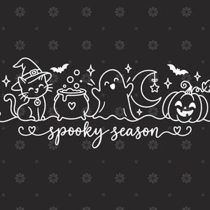 Op de afbeelding: Een witte lijntekening op een donkere achtergrond met een kat met een heksenhoed, een borrelende ketel, een geest, een maansikkel met een ster en een pompoen. De tekst "spooky season" staat eronder in een cursief handschrift.