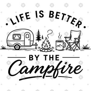 Puede incluir: Una ilustración gráfica en blanco y negro que muestra una caravana vintage, una fogata, una taza humeante y una silla plegable. El texto dice LIFE IS BETTER BY THE Campfire. El diseño está sobre un fondo blanco con un patrón de copos de nieve.