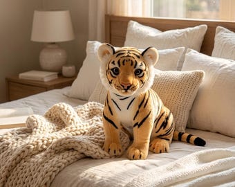 Baby-Tiger-Plüschtier 30 cm (12 Zoll) – Realistisches Tigerjunges-Kuscheltier – Weiche Dschungeltierpuppe – Kinderzimmerdeko – Geschenkidee fürs Kinderzimmer von MofuPals