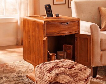 Table de chevet de style campagnard en érable beige avec chargeur intégré, tiroir et armoire