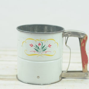 Vintage . Androck 3 Screen Flour Handi-Sift Sifter Flowers Wood Handle Tin Litho 2