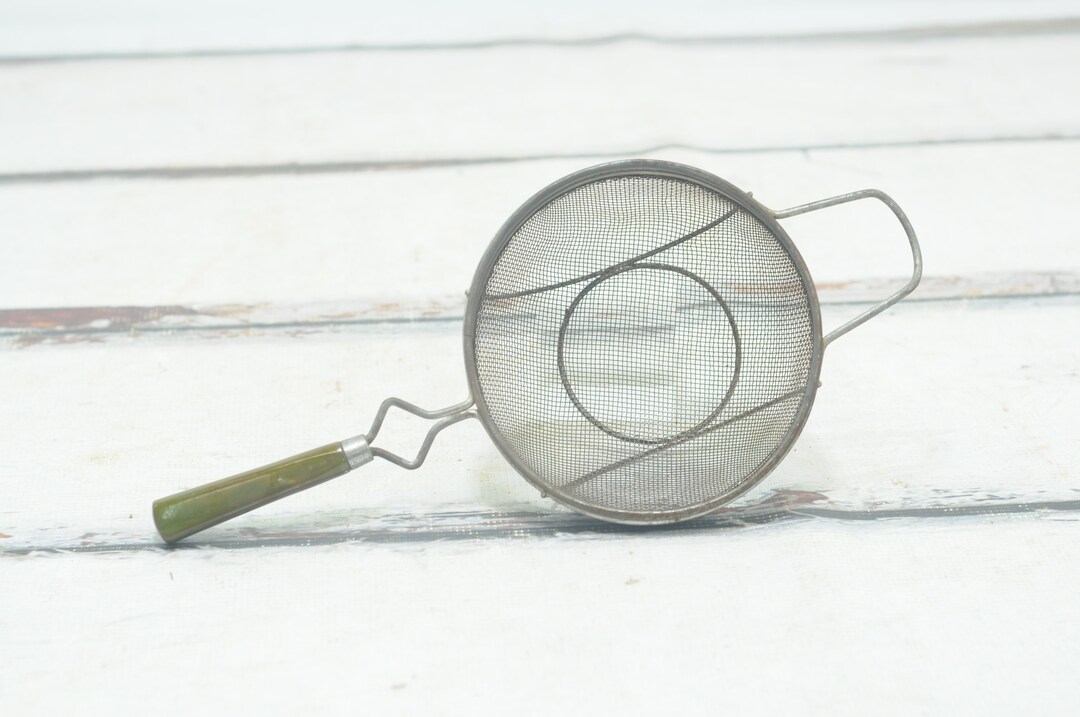 Vintage . Hand Held Strainer Medium 6.25d Bakelite Handle Colander