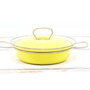 Cacerola vintage MES esmaltada en amarillo con asas de alambre y tapa fabricada en Alemania