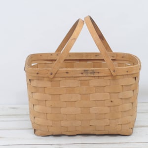 Vintage . Picnic Basket Woven Wood Picnic Basket