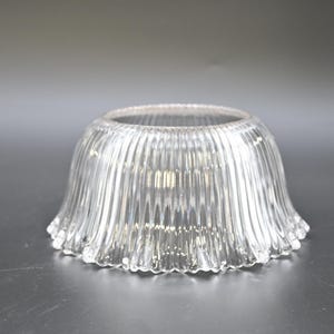 VintageAntique, helder holofaan geribbeld glazen lampenkap met ruches, 3,75&quot; diameter: 7&quot;