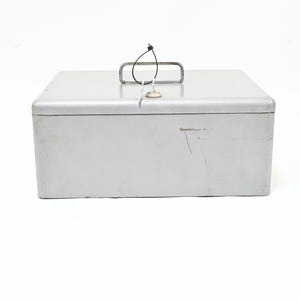 Zeldzame vintage opbergkist met slot van de Eames-periode, van Erie Art Metal Company, inclusief 2 sleutels.