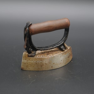 Antique. Sensible Sad Iron #4 With Quick Release Handle 1880s Cast Iron and Wood
