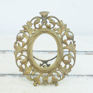 Vintage Antique Ornate Oval Victorian Picture Frame Ornate Brass Gold Easel 11 x 9.5