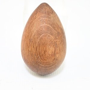 Primitivo. Antiguo/Vintage. Zarandeador de calcetines de madera con forma de huevo. Zarandeador de calcetines.