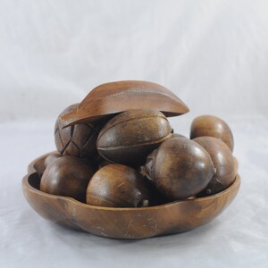 Vintage . Scalloped Wood Bowl  Decorative Bowl With 12 Pieces of Wood Fruit