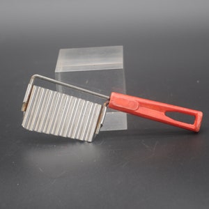 Vintage . Red Bakelite? Handle Kitchen Tool Utensil Wavy Vegetable Slicer Garnishing