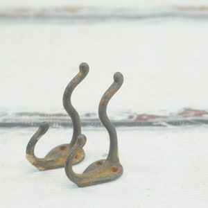 Set of 2 Iron Hat / Coat Hooks Heavy Duty Heart Shaped Reclaimed Vintage Coat Hangers #2