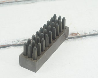 Vintage. Set di punzoni per alfabeto in metallo e acciaio standard, blocco di legno 1/8"