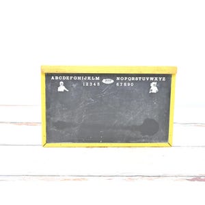 ヴィンテージ ハンドヘルド ATF おもちゃ 黒い黒板 イエローフレーム アルファベット数字 No. 1