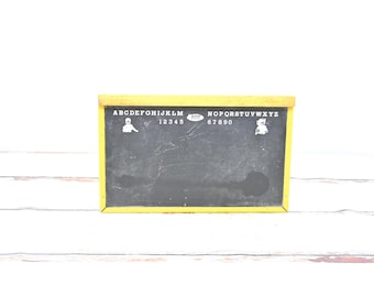 Pizarra negra vintage de ATF Toys con marco amarillo y números del alfabeto n.º 1