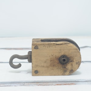 Vintage . Pulley Wood Iron  Pulley Block Tackle Unmarked 11" x 5"
