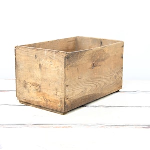 Vintage . Wooden Box Wood Crate Chippy Rustic Decor Primitive Decor Wood Storage Box
