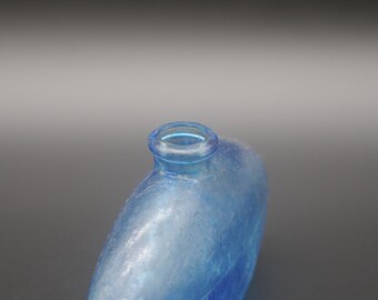 ヴィンテージ。装飾的なライトコバルトブルーボトルアールデコスタイル