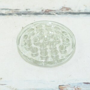 Vintage. 19-Loch-Klarglas-Blumen-Frosch-Blumen-Arrangier-Blumendekor