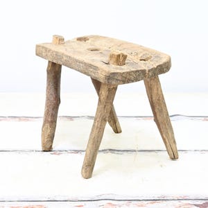 Antico. Sgabello da mungitura in legno primitivo fatto a mano, sgabello da fienile a 4 gambe n. 3