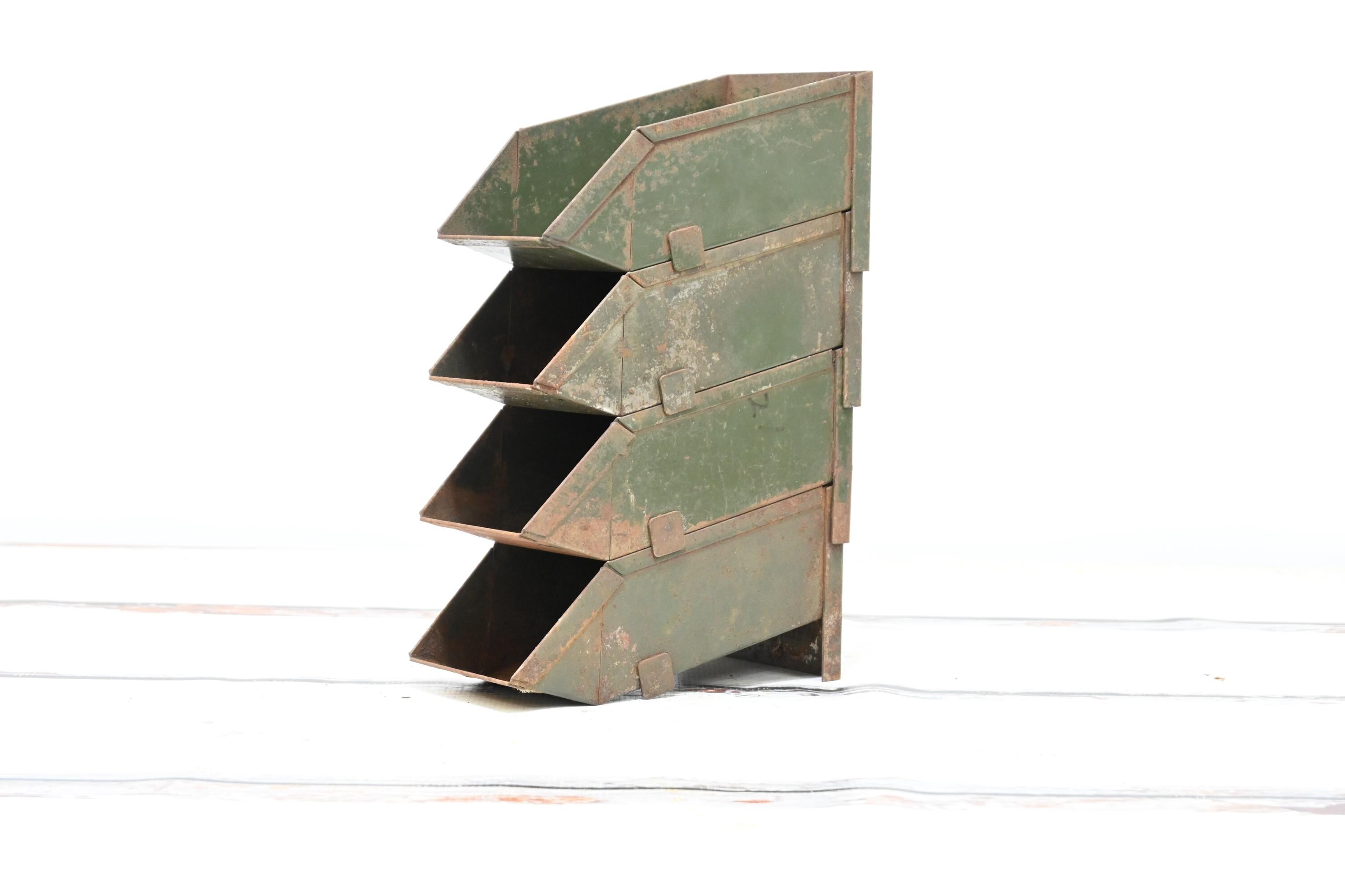 VINTAGE STACKING ボックス Vintage . Set of 4 Small Green Stackbin Stacking Angled Steel