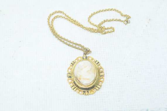 Vintage Carved Shell Cameo Pendant Necklace Gold … - image 2