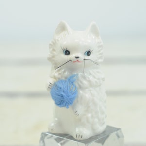 Vintage . Porcelain Salt or Pepper Shaker Enesco Holding A Ball of Yarn