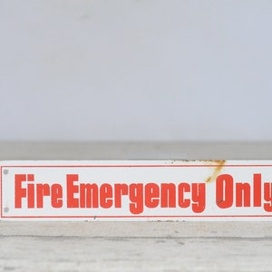 Vintage. Bord alleen voor brand noodgevallen Eenzijdig metalen brandbord