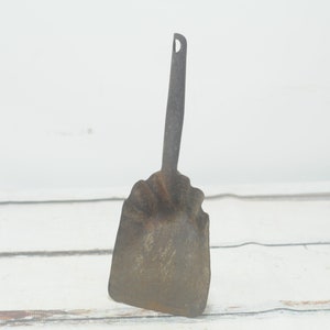 Vintage metalen brandschop met korte handgreep Asverwijdering rustieke zware schopschep