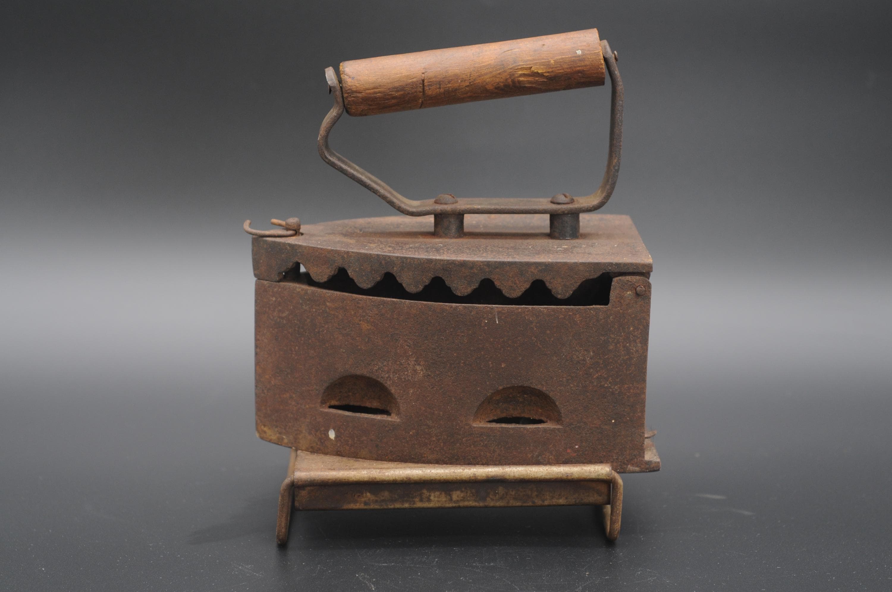 調理器具 secondhand ferric Antique . Crude Charcoal Coal Heated Flat Iron Pressing Iron Wire