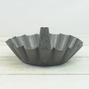 Antique . Tin Bundt Pan Ruffled Scalloped Edge Mold Angel Food Cake Bakeware
