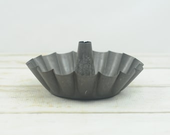 Antique . Tin Bundt Pan Ruffled Scalloped Edge Mold Angel Food Cake Bakeware