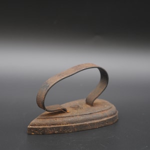 Rare . Antique Early Cast Iron Polishing Smoothing Iron Sad Iron NO 18