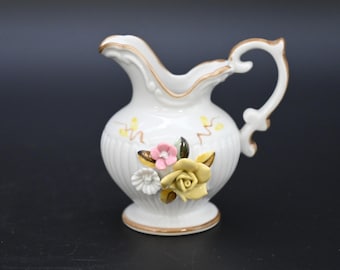 Jarra de cerámica vintage pequeña y detallada con flores multicolores en relieve (excluidas las condiciones)