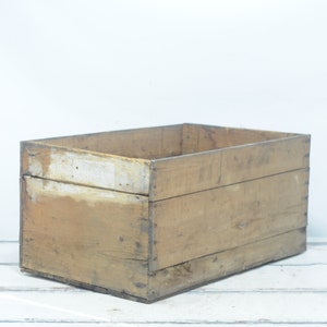 Vintage . Wood Box Wood Crate Chippy Rustic Decor Primitive Decor Wood Storage Box Wonderful Patina +