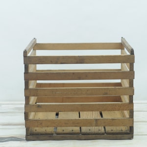 Antique . Humpty Dumpty Wood Egg Crate Owosso MFG Benton Harbor MIchigan #1